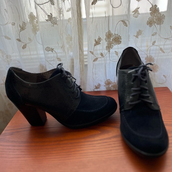 Kenneth Cole Reaction Navy "Full Of Life" Patent & Suede Heeled Oxfords - Picture 10 of 13